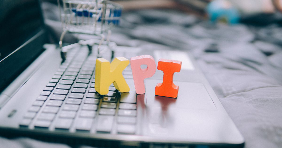 KPIs là viết tắt của Key Performance Indicator, là chỉ số đánh giá hiệu suất trọng yếu