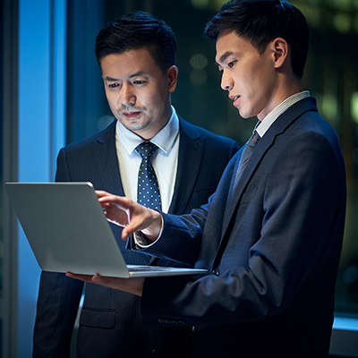 Cấp quản lý và lãnh đạo doanh nghiệp đang dẫn dắt con người và tổ chức