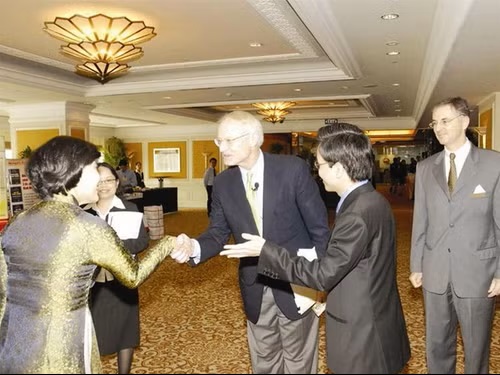 GS Michael Porter gặp Phó Chủ tịch UBND TPHCM, bà Nguyễn Thị Hồng và Giám đốc Trường Doanh nhân PACE, Ông Giản Tư Trung (phải)